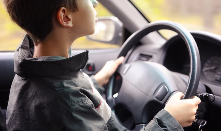 В Баку 7-летний мальчик погиб, сев за руль автомобиля вместе с отцом