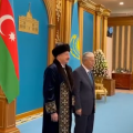 Tokayev İlham Əliyevə qazax milli geyimini hədiyyə etdi - VİDEO