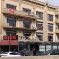Bakıda binanın eyvanı uçaraq restoranın üstünə töküldü - VİDEO