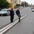 Bakıda kişi motosikletçini qəsdən yıxmaq istədi - VİDEO