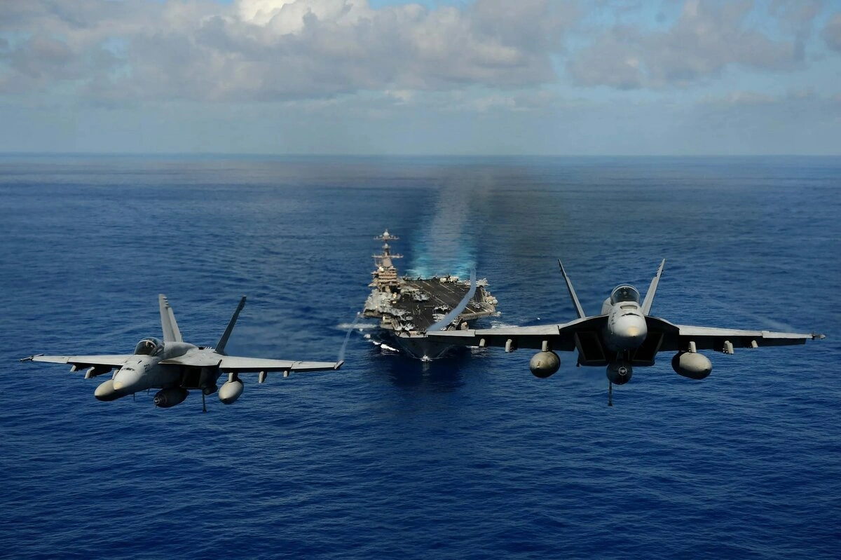 Истребитель Hornet и вертолет Sea Hawk ВМС США упали в Южно-Китайское море