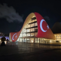 Heydər Əliyev Mərkəzi Türkiyə bayrağı ilə proyeksiya olunub - FOTO