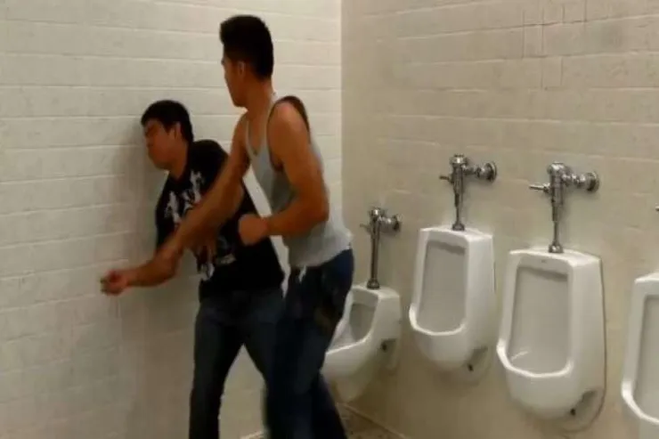 Oğuzda şadlıq evində DAVA: dostunu tualetdə döydü