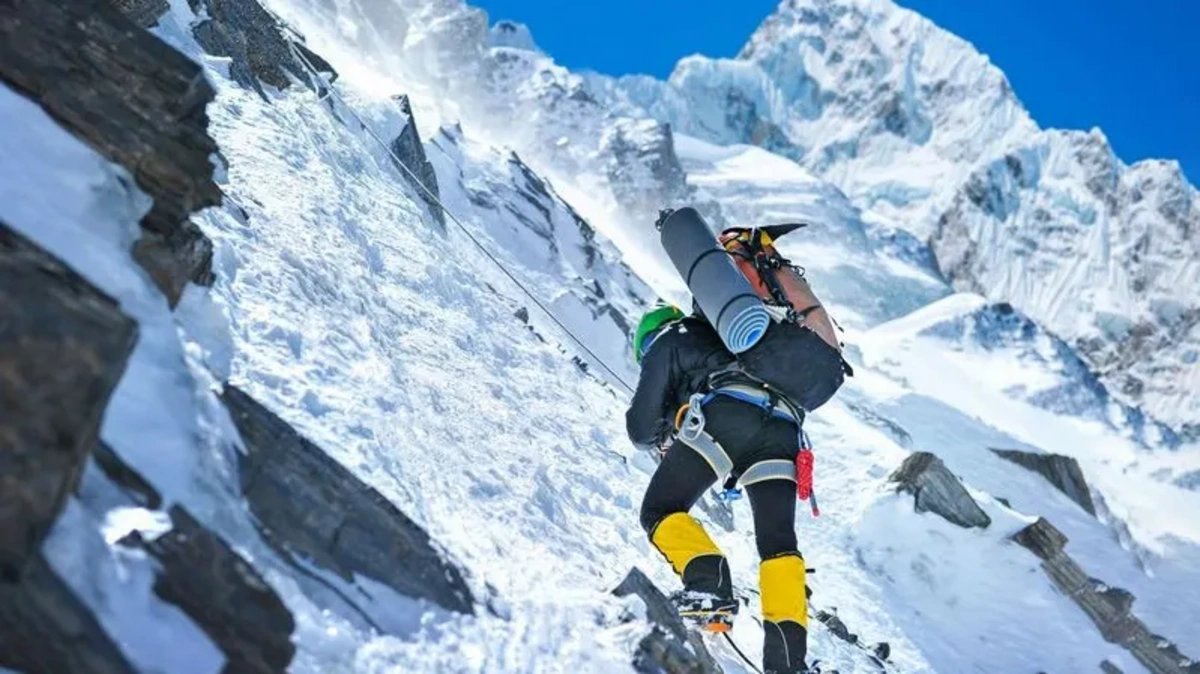 Nepalda zirvəyə qalxan iki italiyalı alpinist ölüb