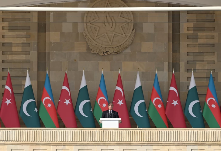 Премьер-министр Пакистана подтвердил непоколебимую поддержку Азербайджана на параде Победы