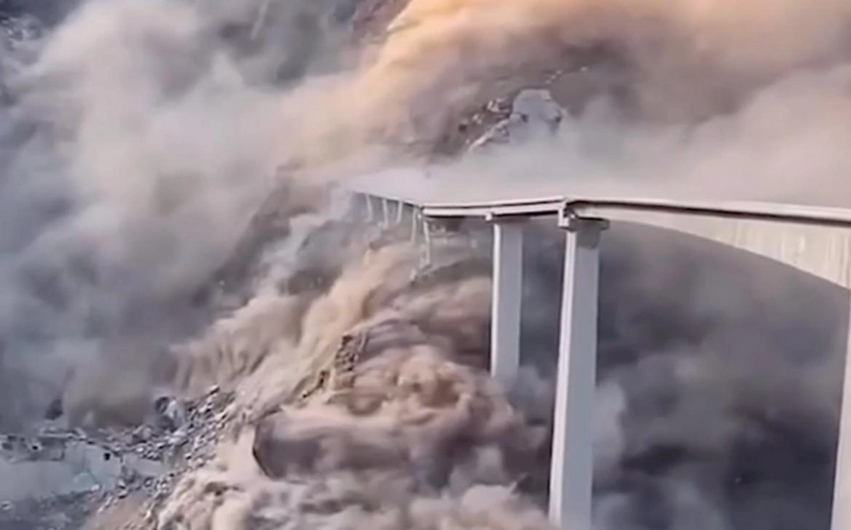 Çində avtomobil körpüsü açılışdan bir neçə ay sonra çökdü - VİDEO