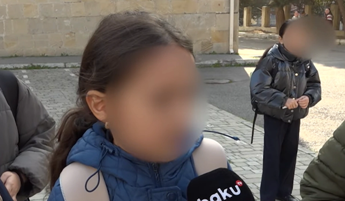 Direktorun oğlu da daxil, şagirdlər məktəbdə elektron qəlyan çəkirlər? - VİDEO