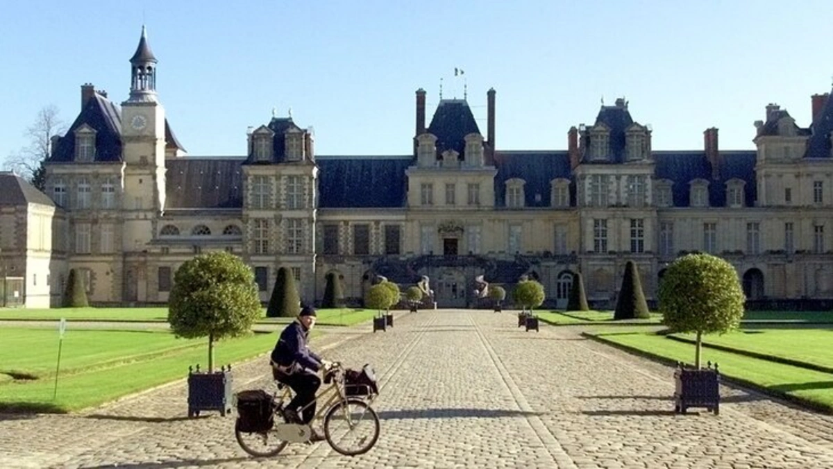 Fransada məşhur saraya girməyə cəhd edən iki nəfər saxlanılıb