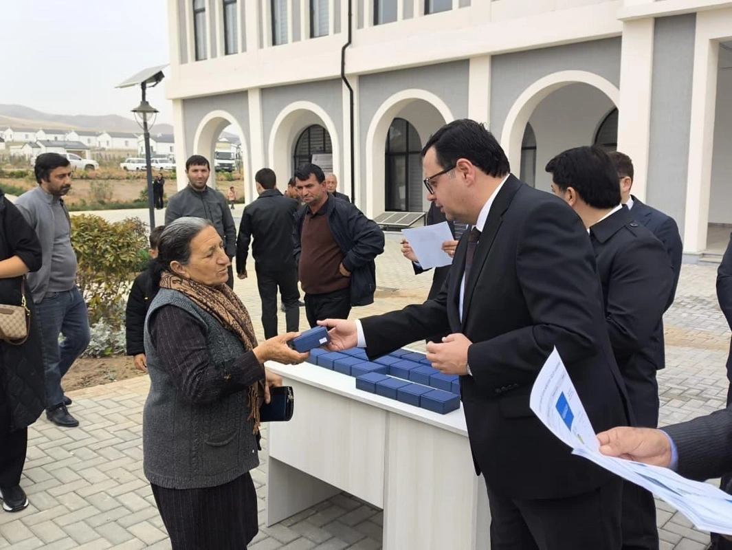 В село Хыдырлы прибыла очередная группа бывших вынужденных переселенцев, им вручили ключи от квартир-ОБНОВЛЕНО-ФОТО