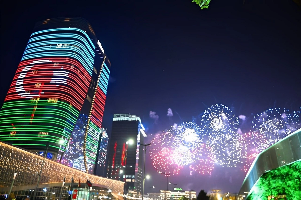 В Ташкенте на здании спроецирован азербайджанский флаг