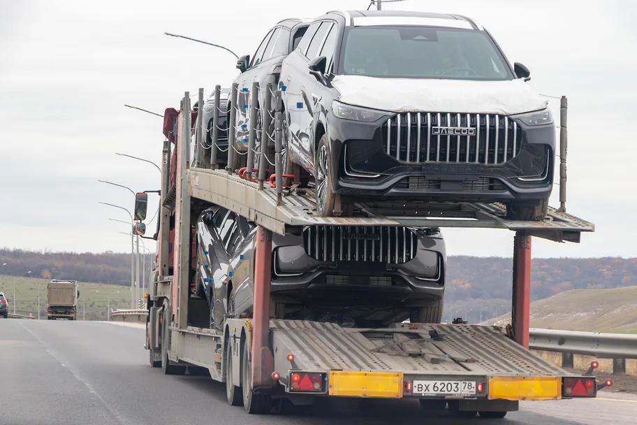 Десятки тысяч автомобилей стоят на границах России с Китаем и Казахстаном
