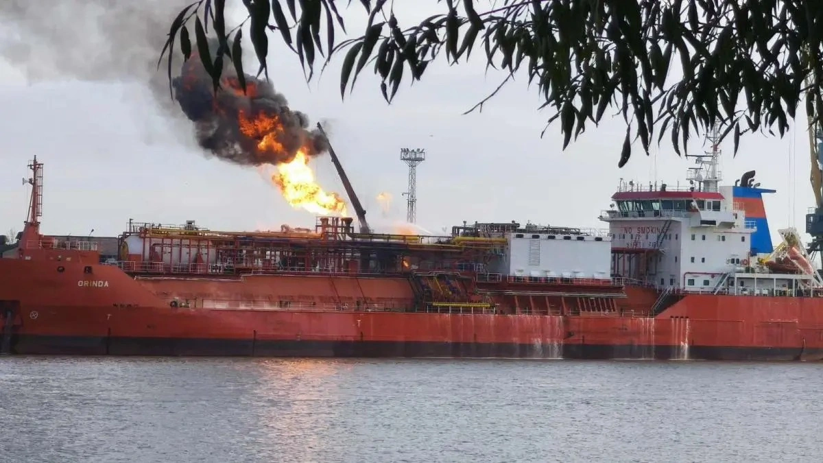 Türkiyəyə məxsus gəmi dronla vuruldu - VİDEO