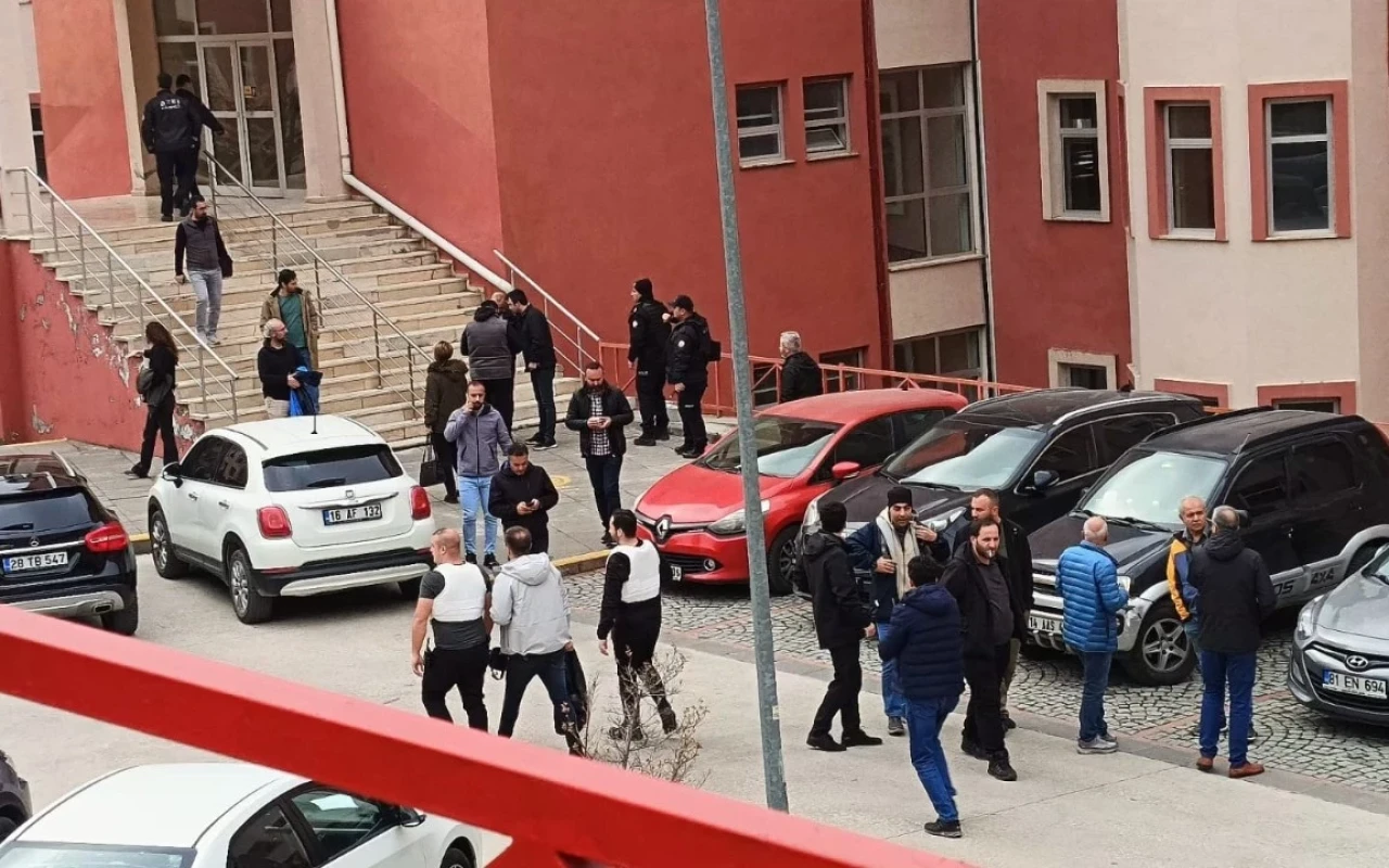 Türkiyədə universitet əməkdaşı həmkarını silahla girov götürdü - VİDEO