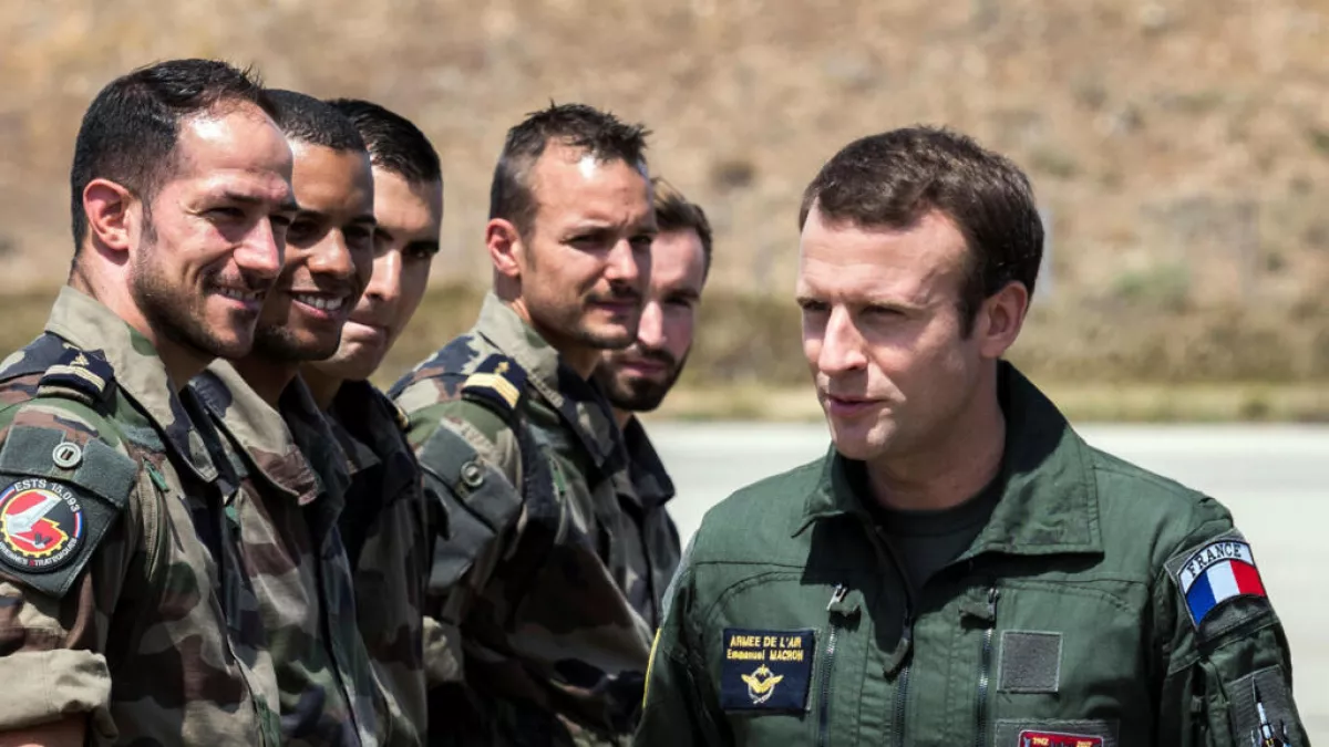 Макрон вводит добровольную военную службу во Франции