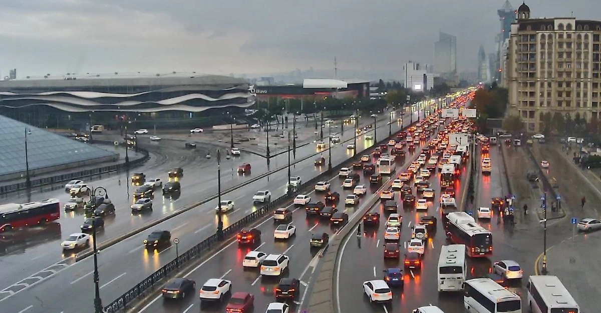 Paytaxtın bu yollarında sıxlıq var - SİYAHI