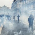 На юге Франции жандармы применили слезоточивый газ против протестующих фермеров