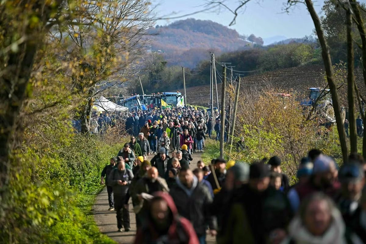 Fransada etirazçılara qarşı gözyaşardıcı qaz və səs qumbarasından istifadə edilib