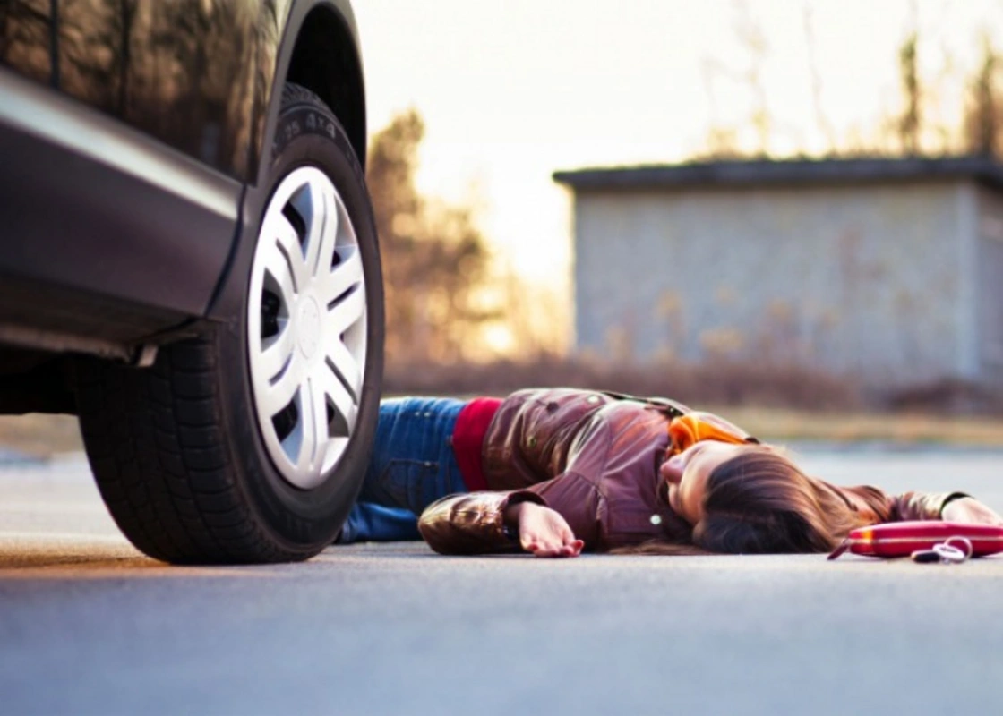 В Гёранбойском районе автомобиль сбил 14-летнюю девочку