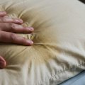Yastıqlardakı sarı ləkələrə son: İlk günkü kimi tərtəmiz olacaq