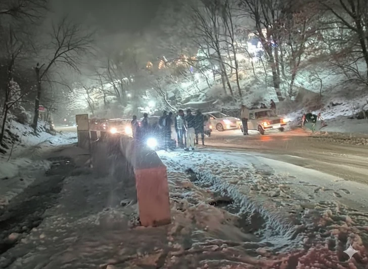 Сильный снегопад обрушился на Азербайджан, парализовав движение транспорта-ФОТО