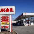 Bu ölkədə “Lukoyl” yanacaqdoldurma məntəqələrinin sahibləri nə edəcəklərini bilmirlər