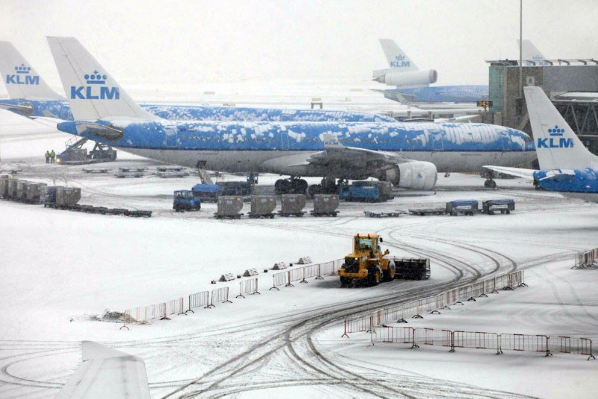 Avropanın ən böyük hava limanlarından birində yüzlərlə reys ləğv edildi