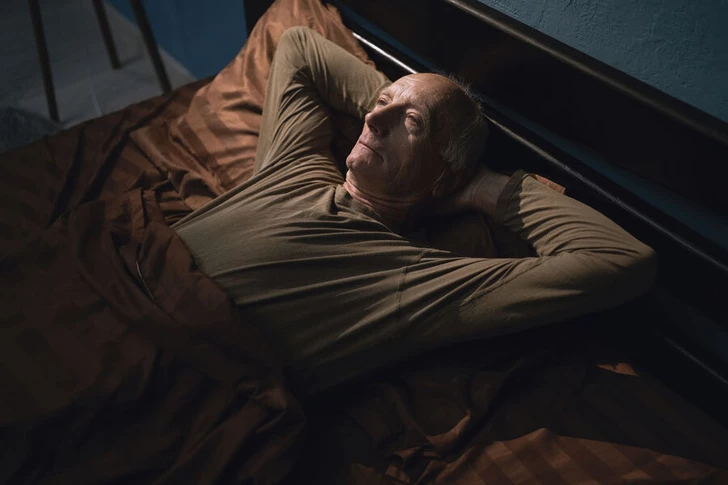 Названа неочевидная причина проблем со сном у мужчин