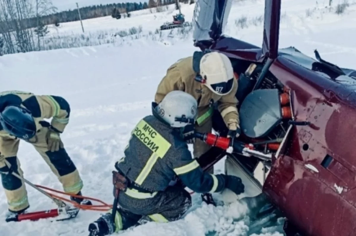 В Пермском крае РФ вертолет потерпел крушение, два человека погибли