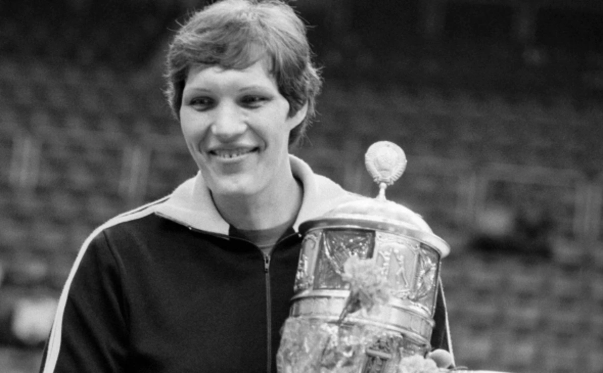 Dövrünün ən hündür qadın basketbolçusu vəfat edib