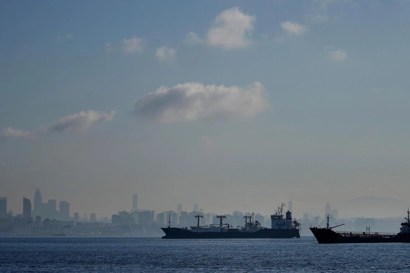 Судоходство в проливе Дарданеллы приостановили из-за шторма