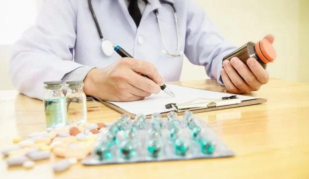 Reseptsiz müalicə fəlakətə aparır: Həkimlərdən HƏYƏCAN TƏBİLİ - VİDEO