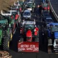 Французские фермеры вновь вышли на улицы Парижа на тракторах
