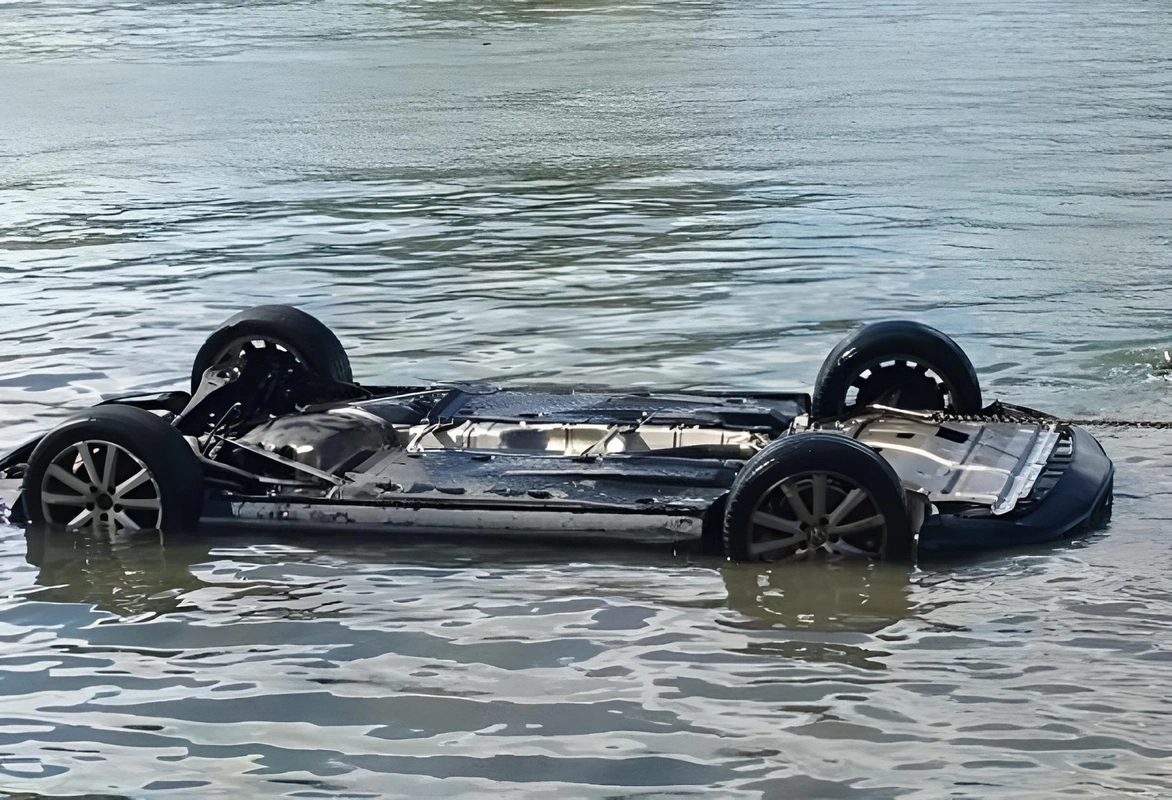 Ucarda avtomobil su kanalına aşdı