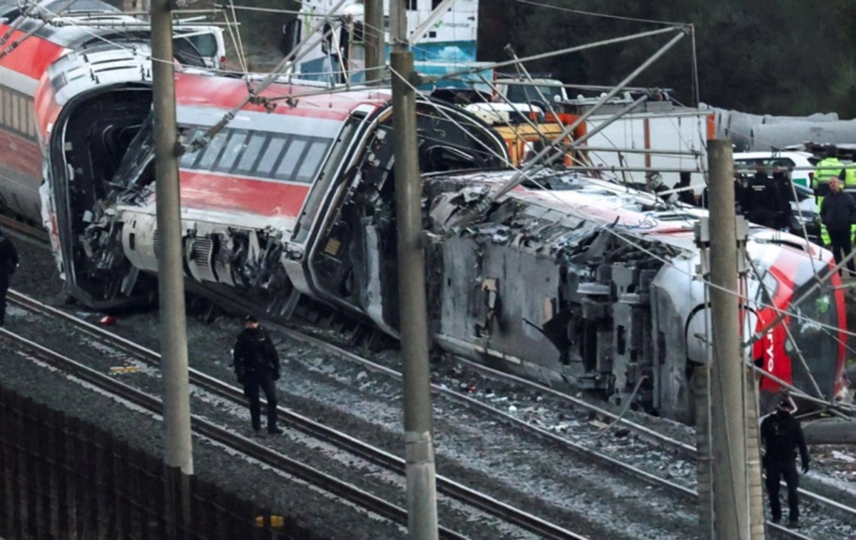 Число жертв схода с рельсов двух поездов в Испании возросло до 42