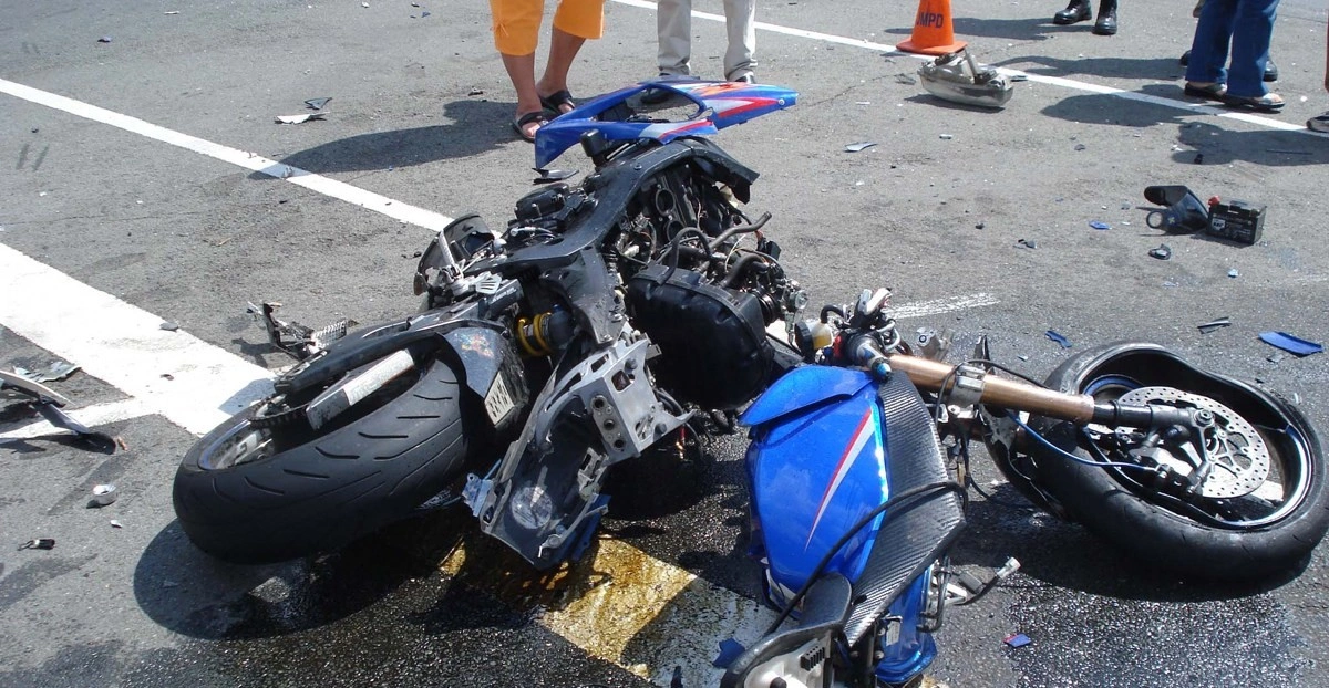 Bakıda motosikletlə minik avtomobili toqquşub, 1 nəfər ağır yaralanıb