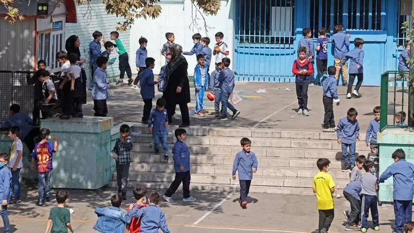 Школы в Тегеране переходят на дистанционное обучение