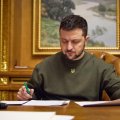 Zelenski Ukraynada hərbi vəziyyətin uzadılması barədə qanunu imzalayıb
