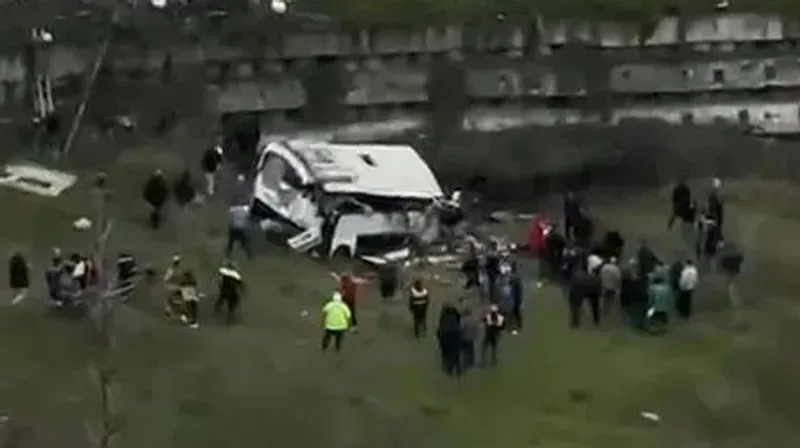 В Мьянме 12 артистов театра погибли при падении автобуса в овраг