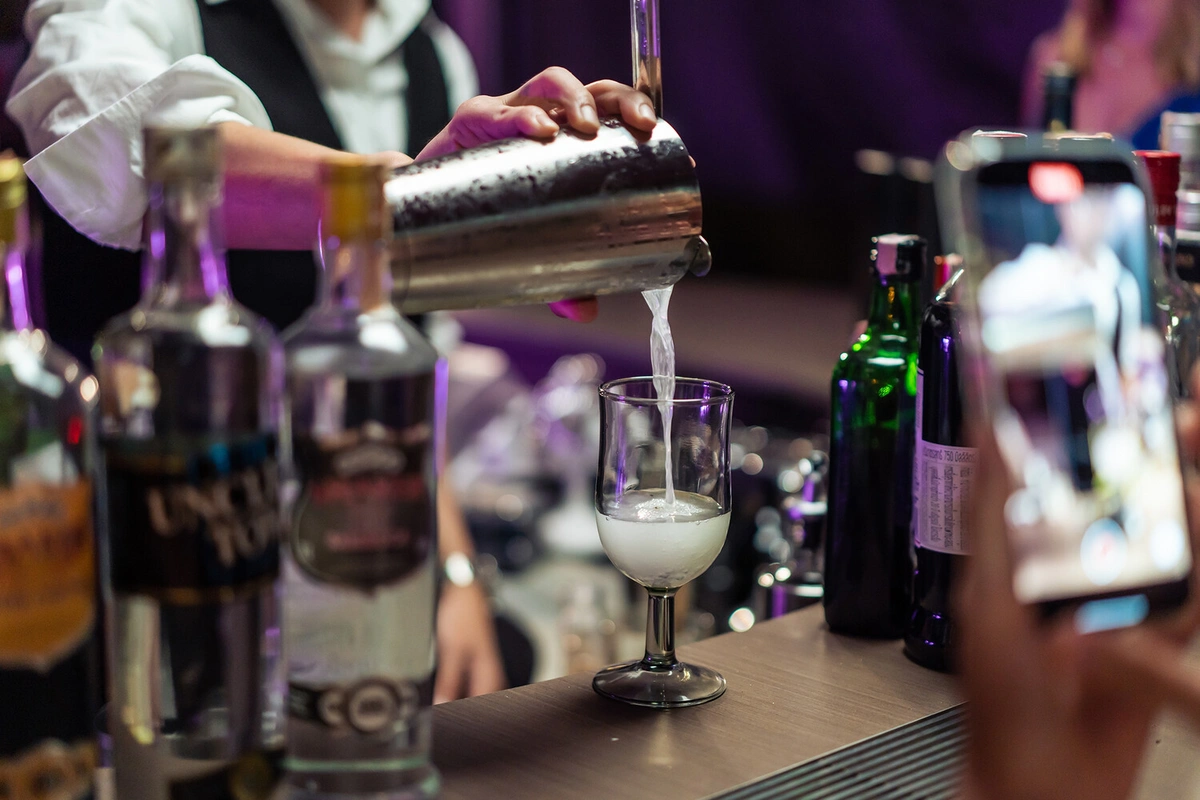 Yaponiyada işdən çıxmağı düşünənlər üçün pulsuz içkilər təklif edən bar açılıb