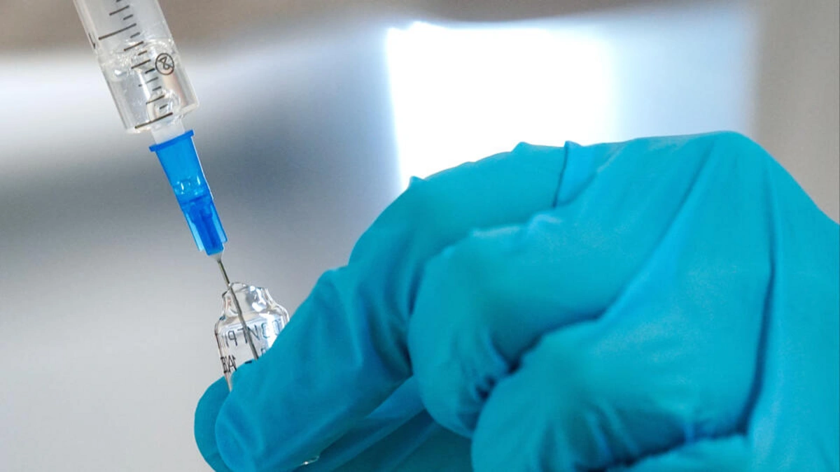 Названы пять вакцин, продлевающих жизнь пожилым людям