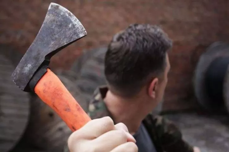 Cəlilabadda DƏHŞƏT: Əmi yeniyetmə qardaşı uşaqlarını baltaladı -YENİLƏNİB