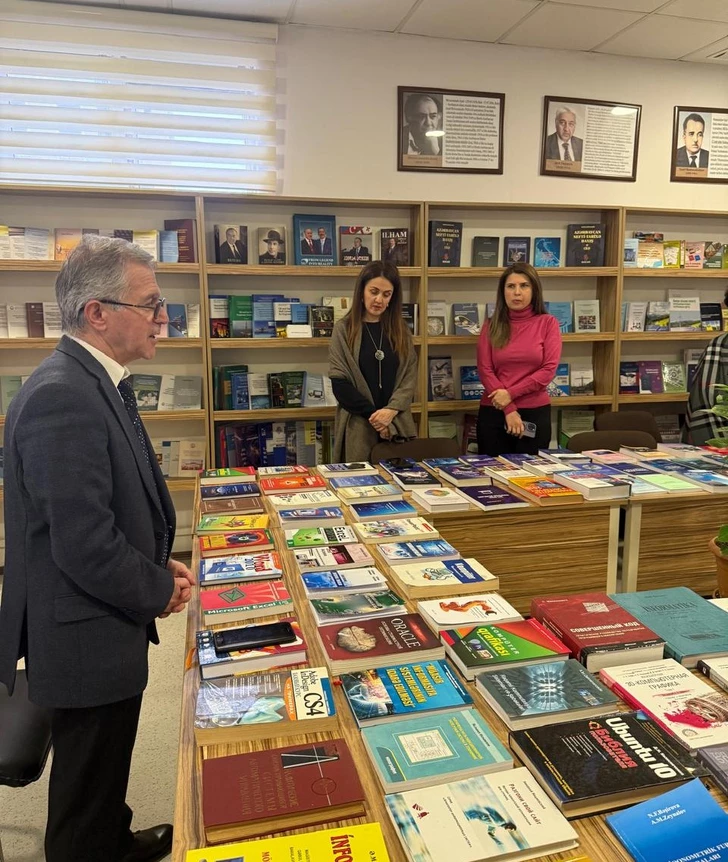 В Баку открылась книжная выставка к 105-летию Лютфи Заде