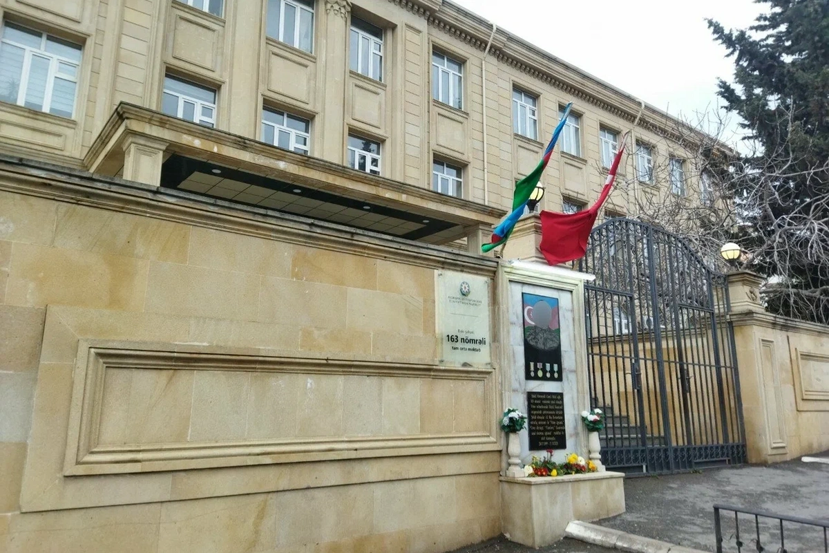 Bakıda məktəbdə 10-cu sinif şagirdi pəncərədən yıxılıb