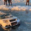 В Казахстане автомобиль провалился под лед
