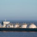 Британия запретит морские услуги перевозчикам российского СПГ в конце 2026 года