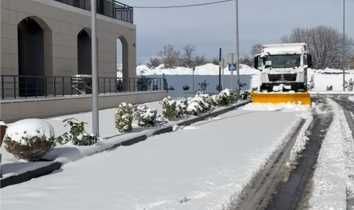 Последствия непогоды: в Агдаме расчищают и обрабатывают трассы-ФОТО