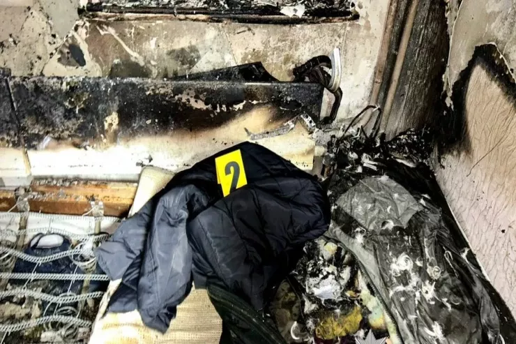 Anası pul vermədi, atasını benzin töküb yandırdı