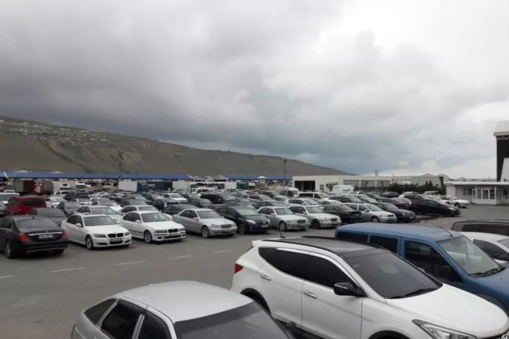 Gömrük terminalında maşının altından meyit tapıldı