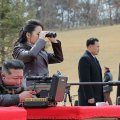 Ким Чен Ын с дочерью устроили показательные стрельбы
