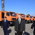 İlham Əliyev Bakıda məişət tullantıları daşıyan texnikalarla tanış oldu - FOTO